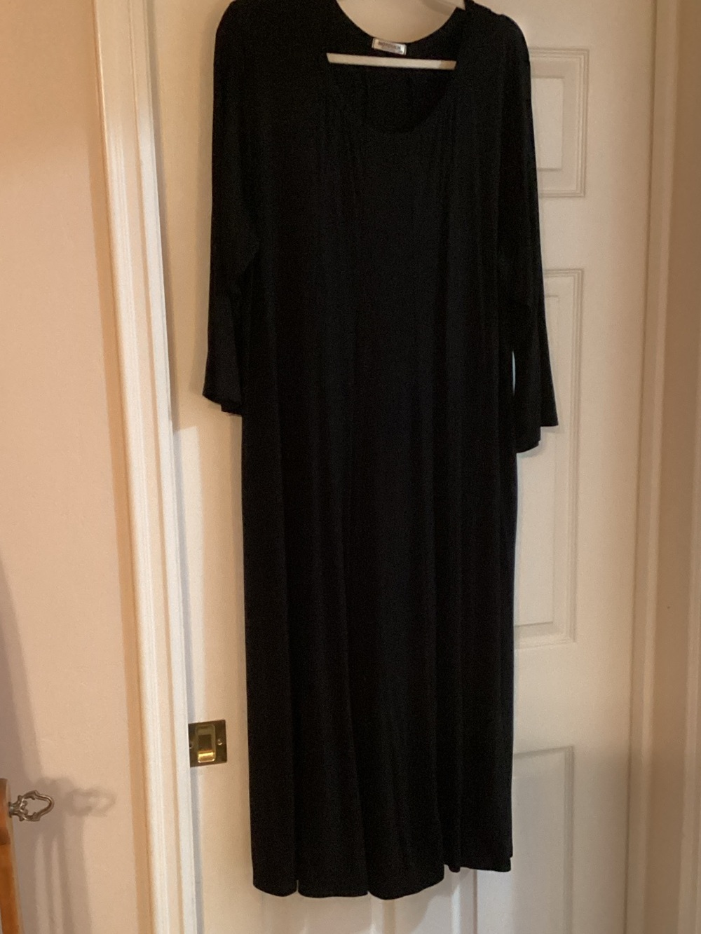 Elegant Black Maxi Dress with Long Sleeves